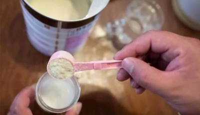 奶粉勺底部為啥會有個“孔”？知道原因后，家長心里就有